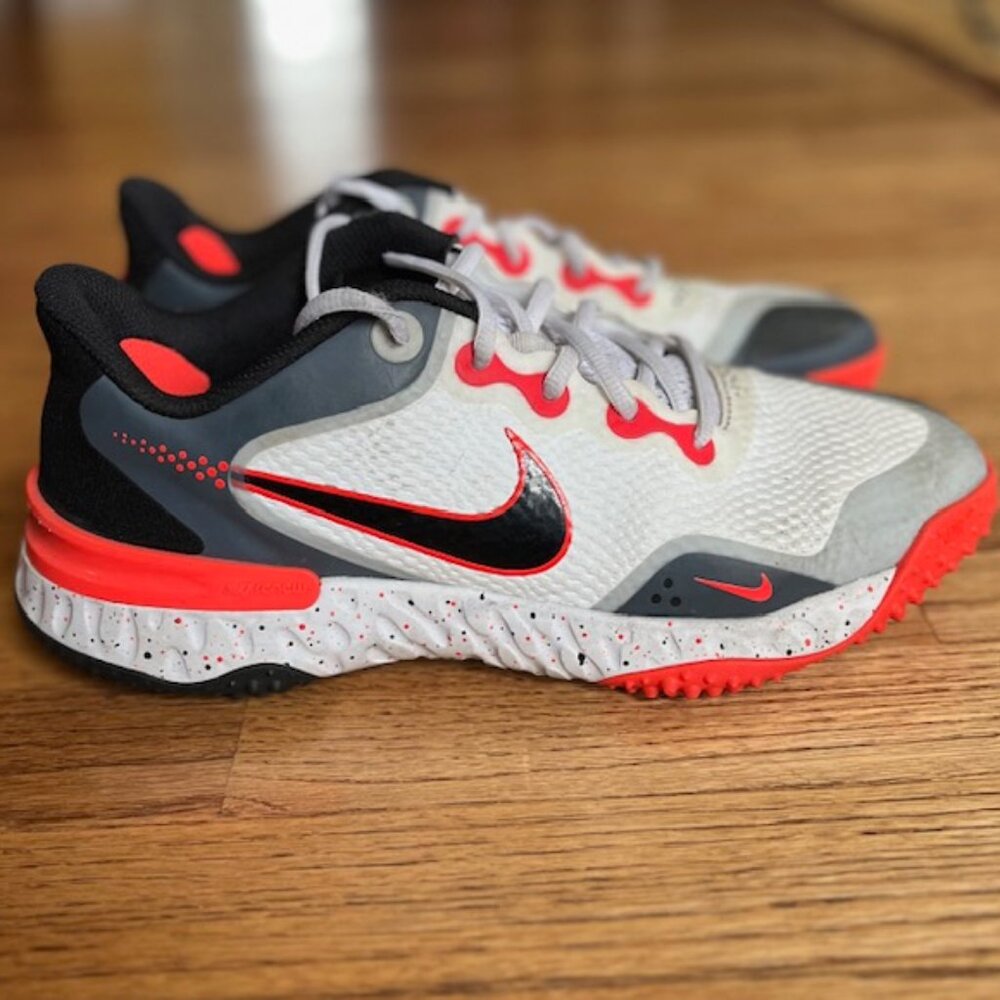 NIKE: MENS/BOYS 'ALPHA HUARACHE TURF ELITE 3' ATHLETIC TURF SHOES-SIZE 8